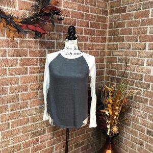 Preowned SO Women’s Gray and White Long Sleeve Top Size XS Item #PHK2553